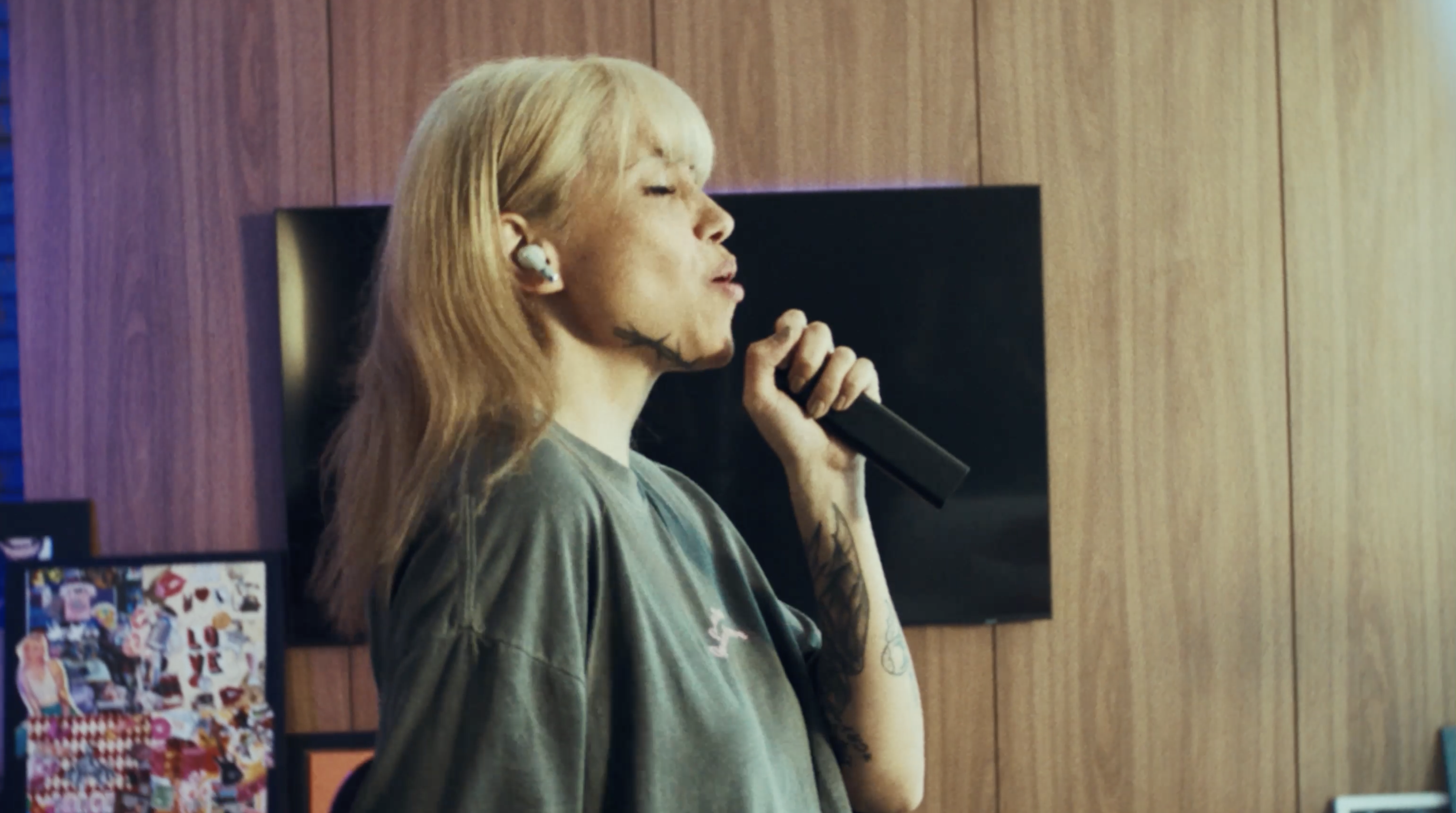 Frame do comercial da JBL para o produto Live 3