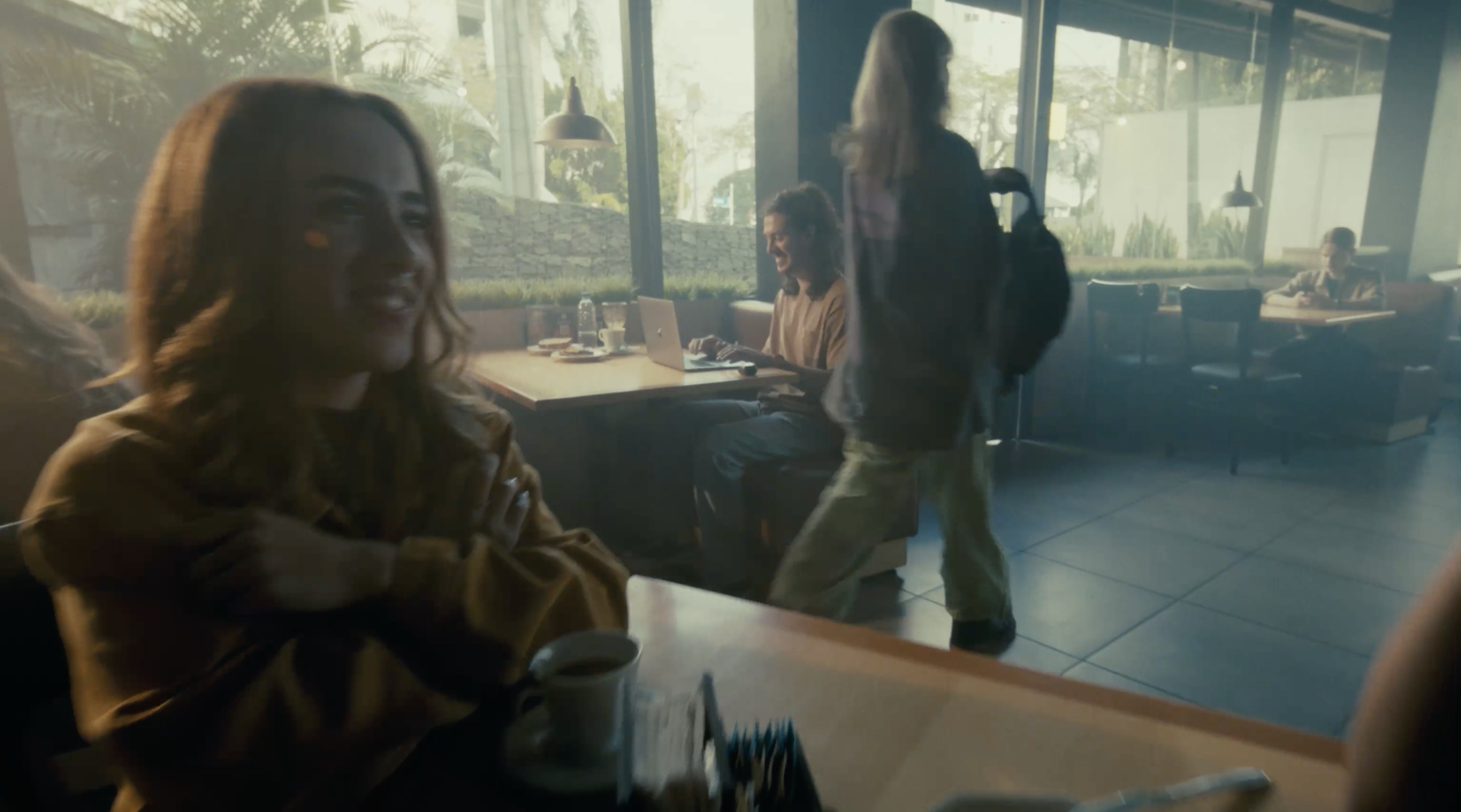 Frame do comercial da JBL para o produto Live 3