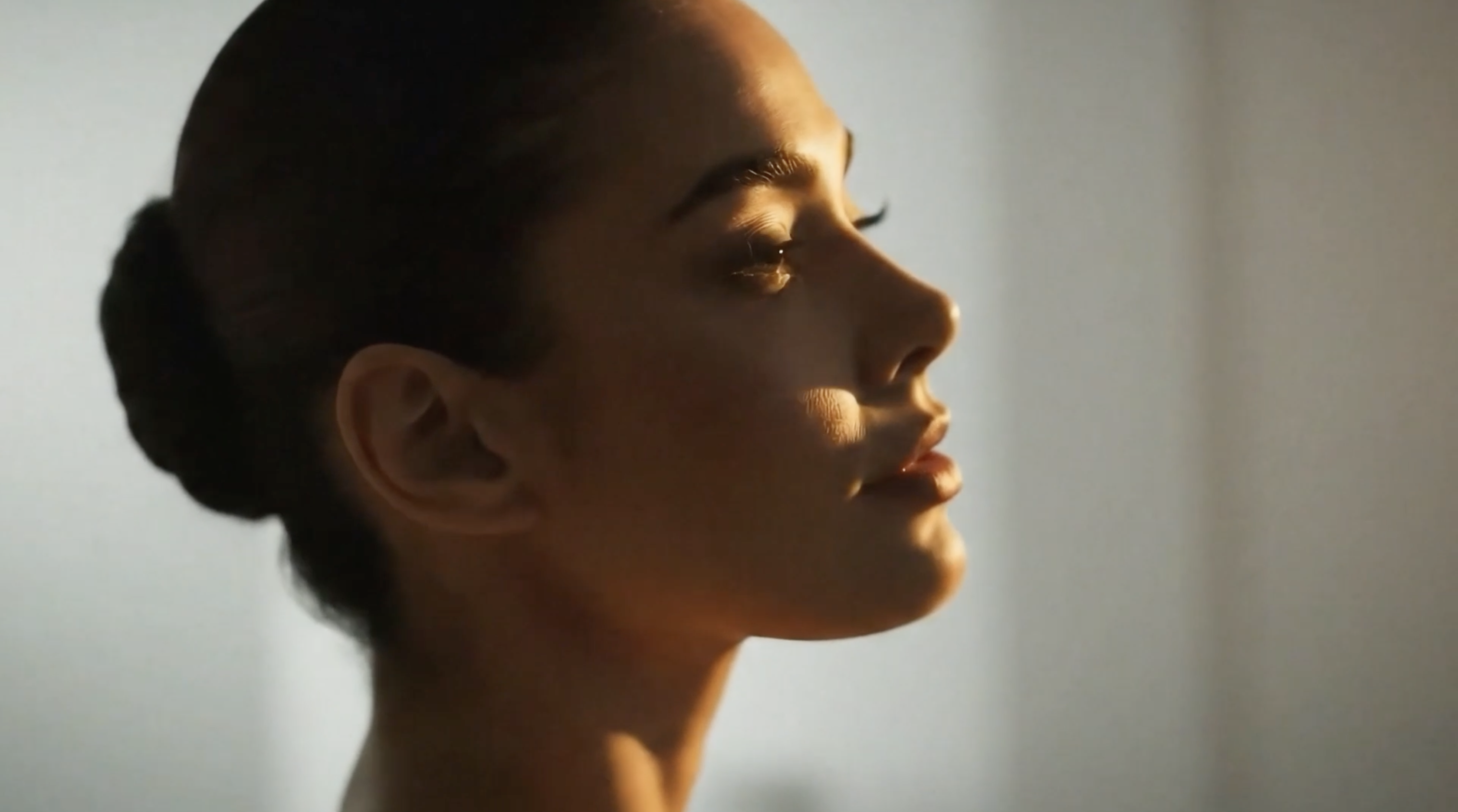 Frame do comercial tecnológico da marca de cosméticos Lecieza